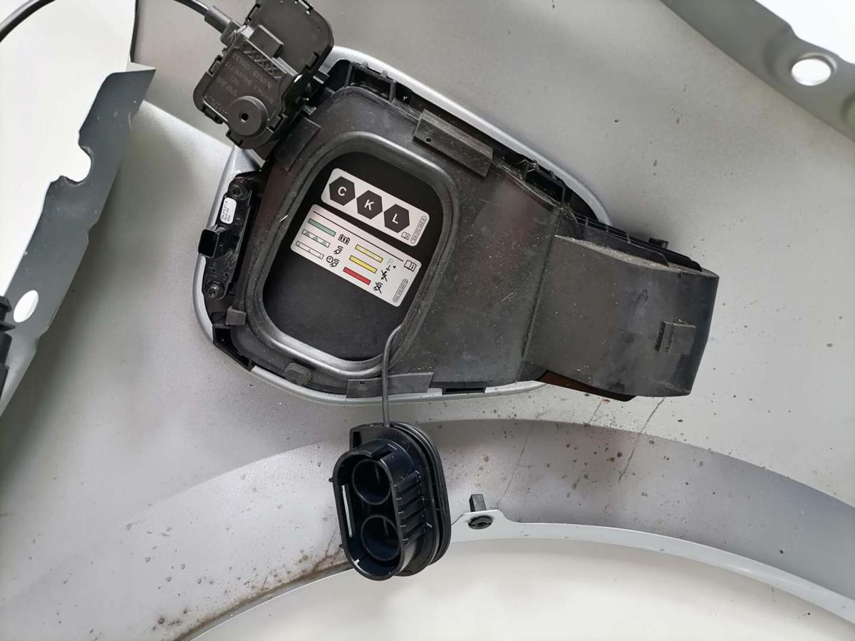 VW Passat B9 original Kotflügel vorn links LM7P Oyster Silver E-Hybrid Bj.2024